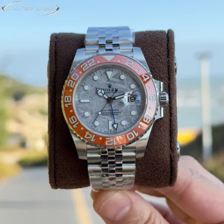 2025ロレックス新製品耐腐食性スーパーコピーGMT隕石表面オレンジ色円時計 586948