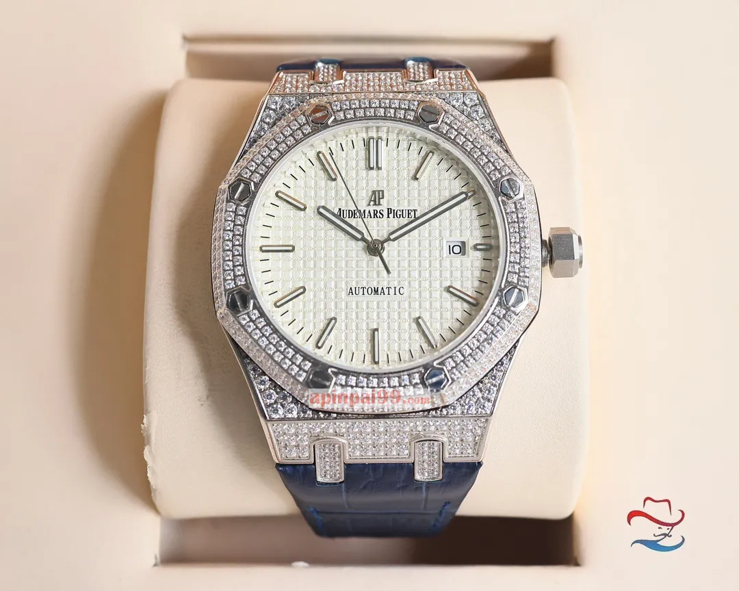 オーデマピゲコピー新款ゴールド スクエア ダイヤモンド ロイヤル オーク シリーズ ダイヤモンド時計 AP36520