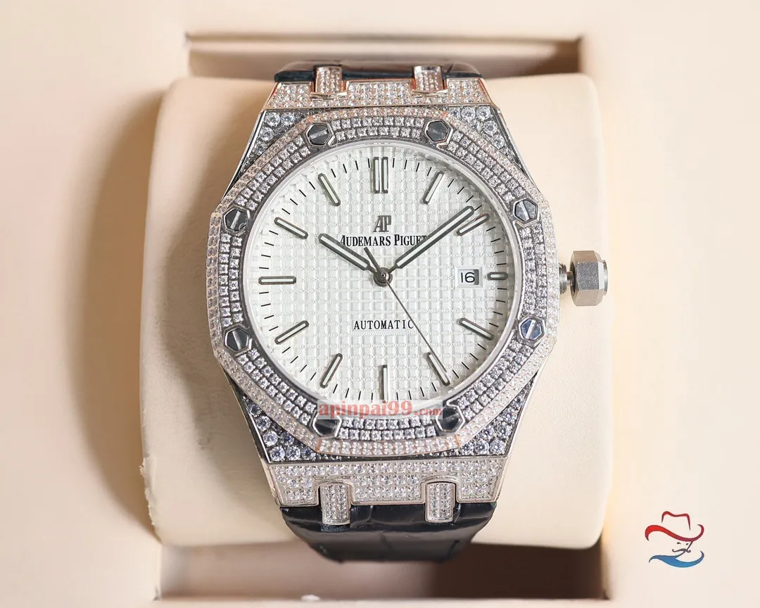 オーデマピゲコピー新款ゴールド スクエア ダイヤモンド ロイヤル オーク シリーズ ダイヤモンド時計 AP36520[1]