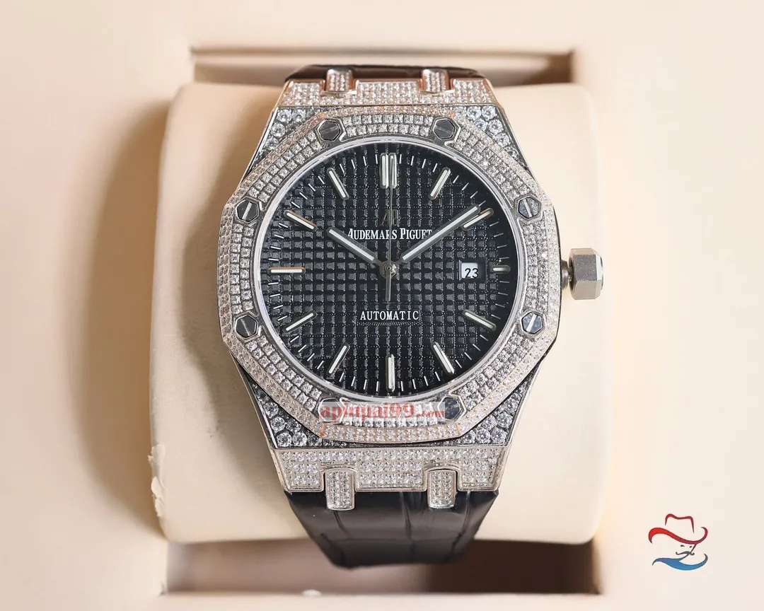 オーデマピゲコピー新款ゴールド スクエア ダイヤモンド ロイヤル オーク シリーズ ダイヤモンド時計 AP36520[3]