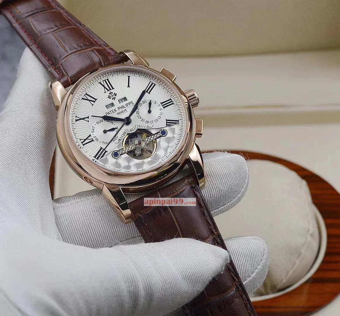 2024 年に大量販売されるパテックフィリップの最新コピーメンズ腕時計 64115