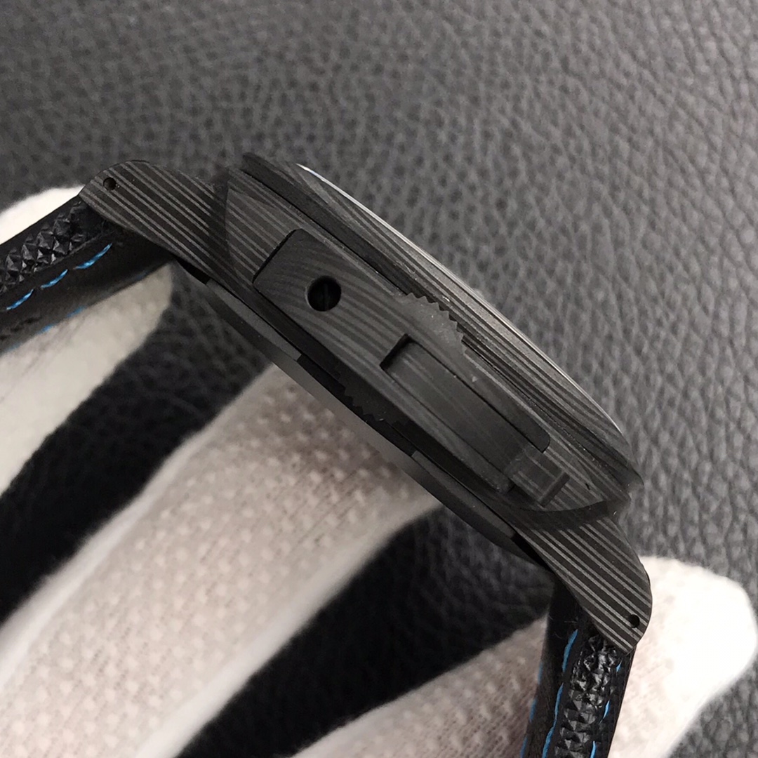 パネライ最も高度の新しいルミノシリーズカーボンファイバー時計 PAM01661-1[4]