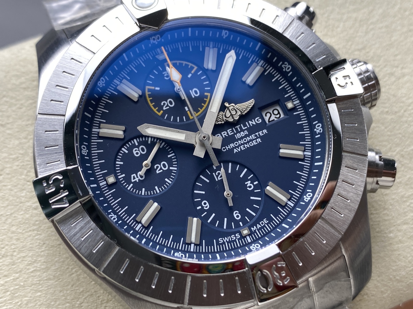 最新のブライトリング時計 アベンジャー クロノグラフ ナイトミッションシリーズ 173541品質保証[1]