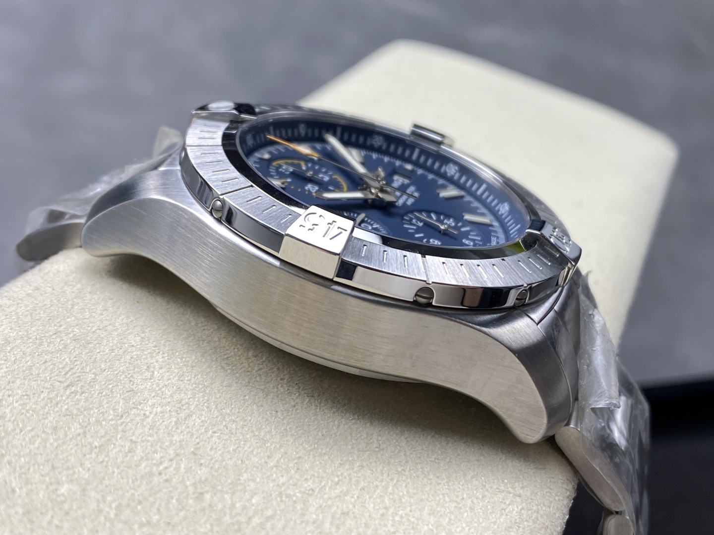 最新のブライトリング時計 アベンジャー クロノグラフ ナイトミッションシリーズ 173541品質保証[5]