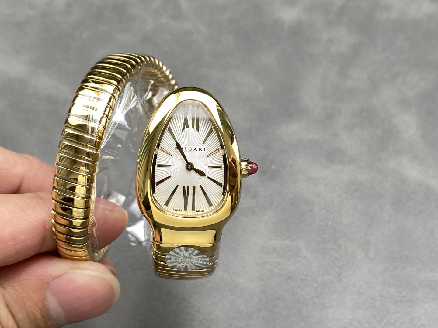 Bulgariの蛇形コピー腕時計をしたクラシックなSERPENTIシリーズ 174104