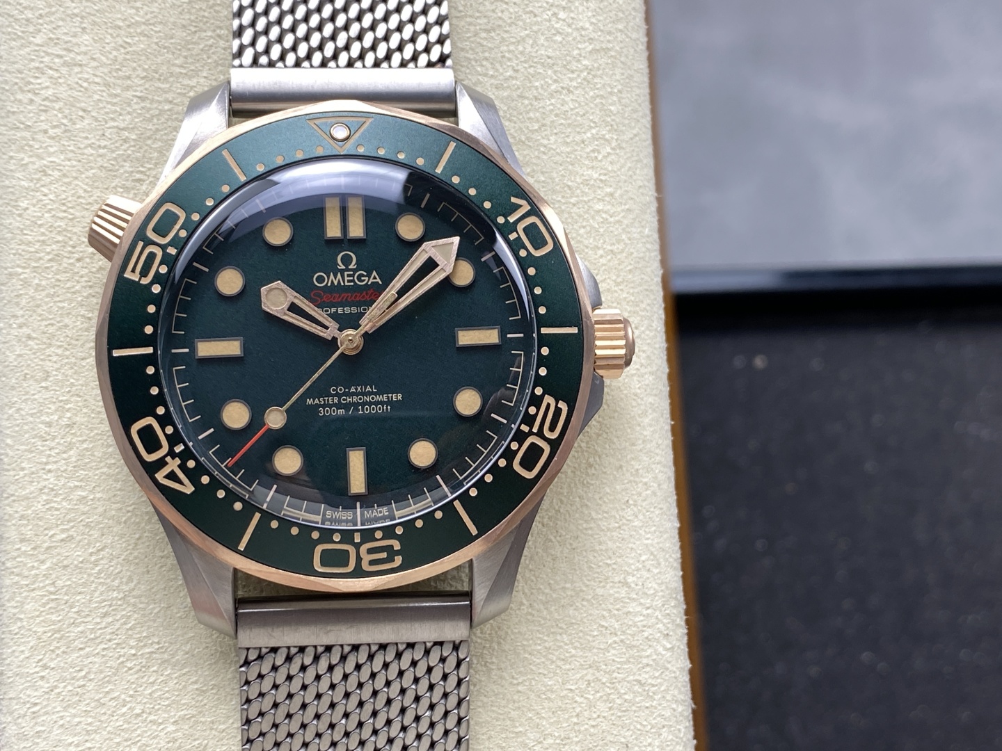 Omegaコピー2025高級時計ブロンズゴールド チタンメッシュブレスレット 174541