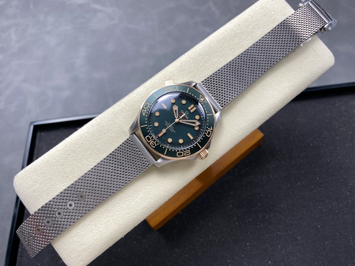 Omegaコピー2025高級時計ブロンズゴールド チタンメッシュブレスレット 174541[3]