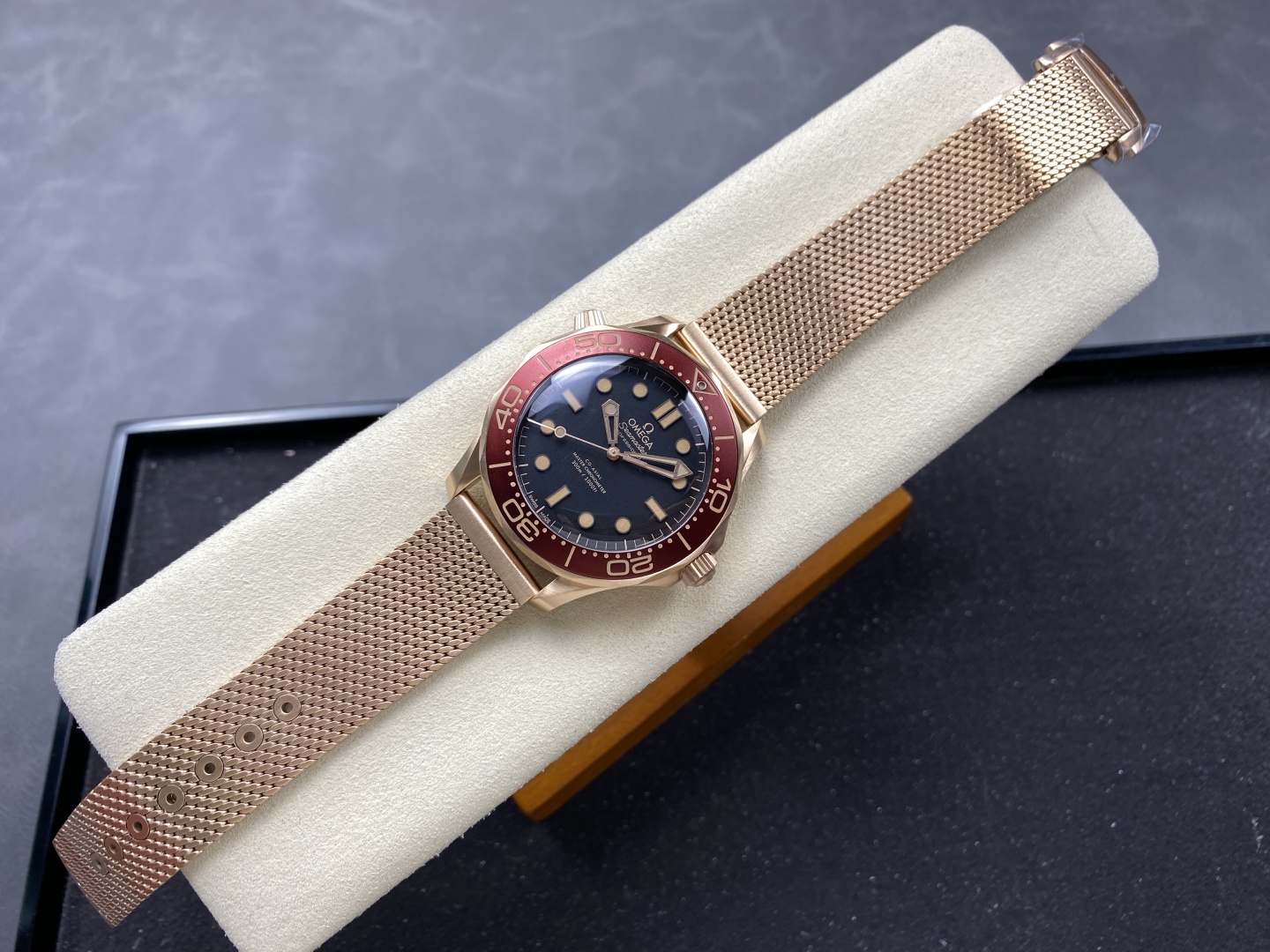 オメガ2025新製品スーパーコピーブロンズゴールドとバーガンディレッドの美しい融合シーホース 174539[2]