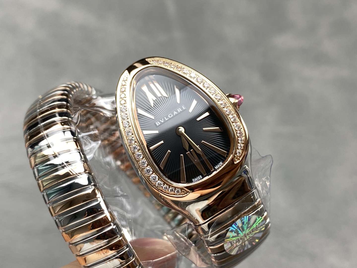 精巧で個性的なデザインブルガリセルペンティコピースネーククラシックはセルペンティシリーズに属します