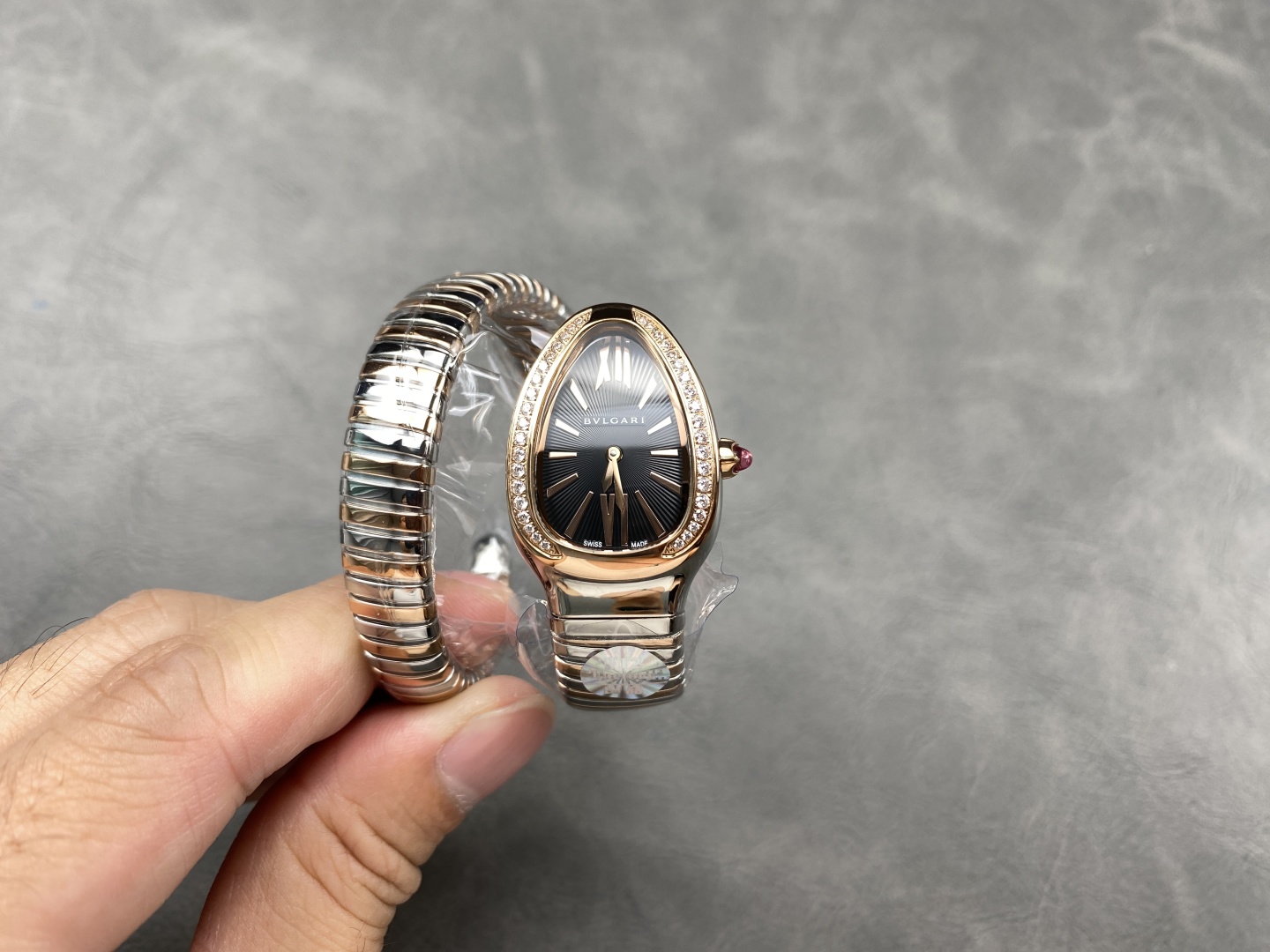 精巧で個性的なデザインブルガリセルペンティコピースネーククラシックはセルペンティシリーズに属します[1]