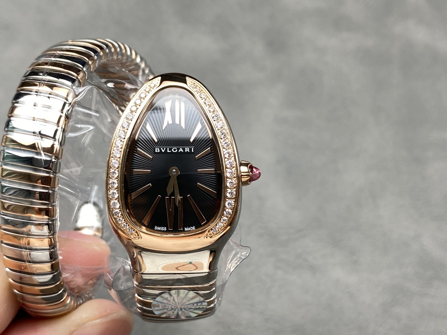 精巧で個性的なデザインブルガリセルペンティコピースネーククラシックはセルペンティシリーズに属します[2]