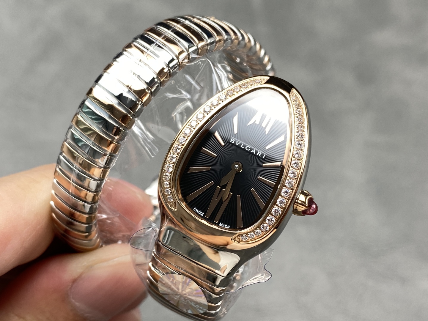 精巧で個性的なデザインブルガリセルペンティコピースネーククラシックはセルペンティシリーズに属します[3]