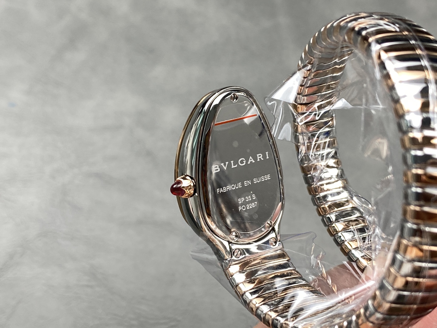 精巧で個性的なデザインブルガリセルペンティコピースネーククラシックはセルペンティシリーズに属します[5]