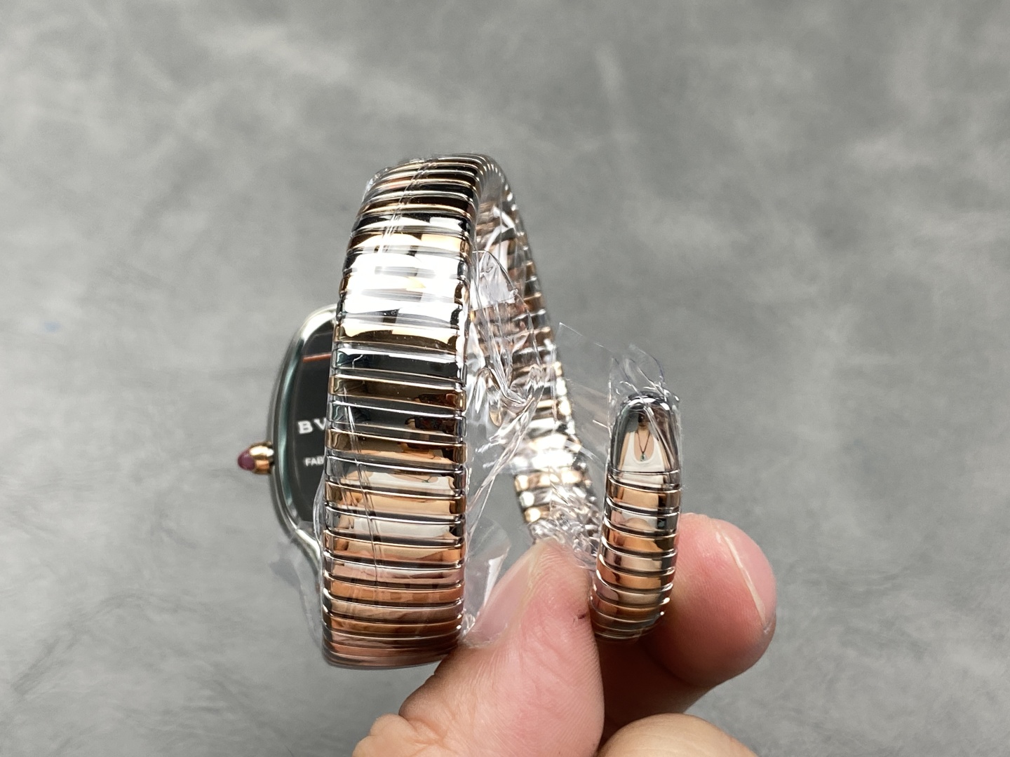 精巧で個性的なデザインブルガリセルペンティコピースネーククラシックはセルペンティシリーズに属します[6]