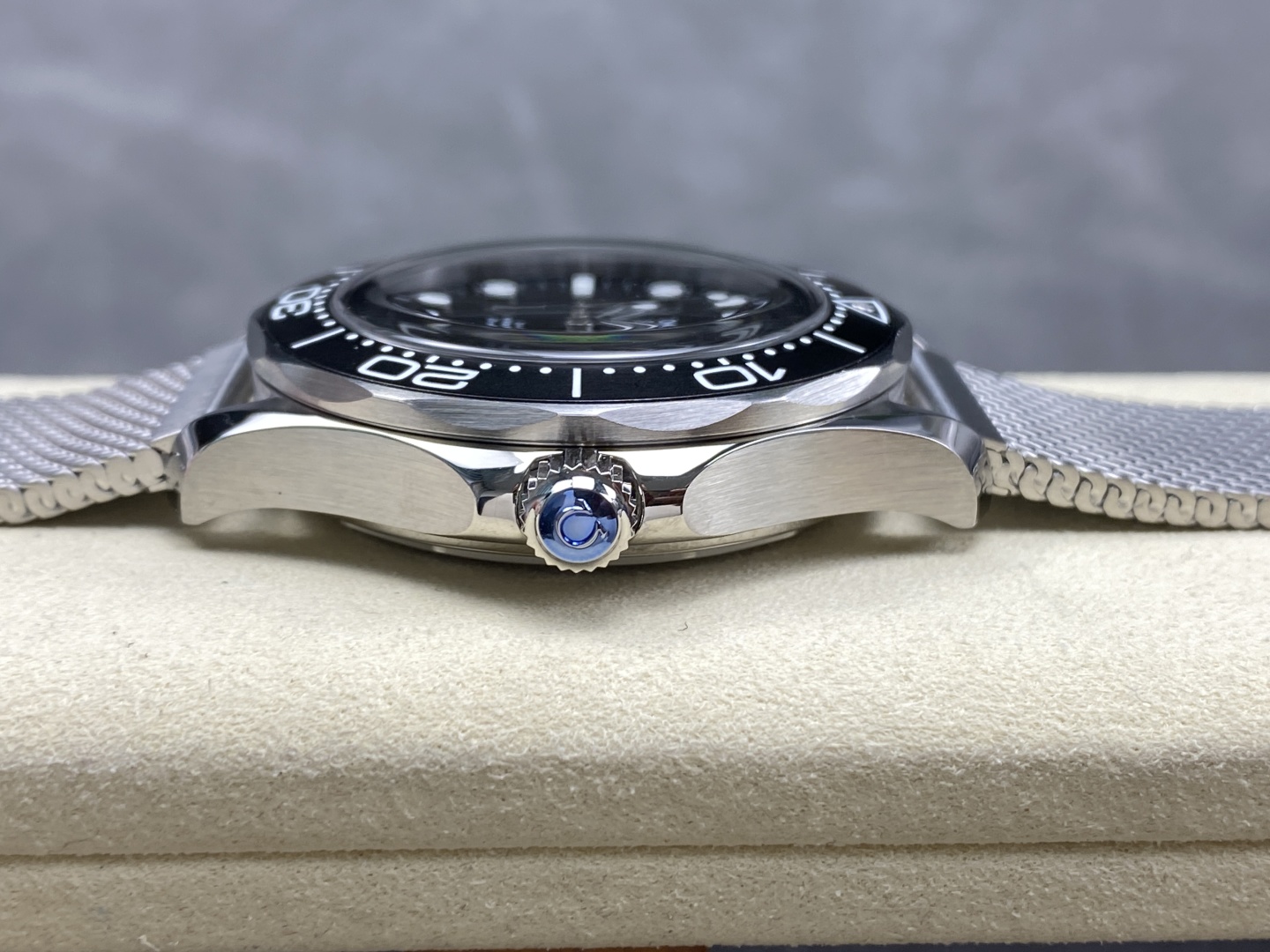 2025年人気ブランドオメガ新作カレンダーなしシーマスター300mブラックダイヤル アルミリング 174403[1]