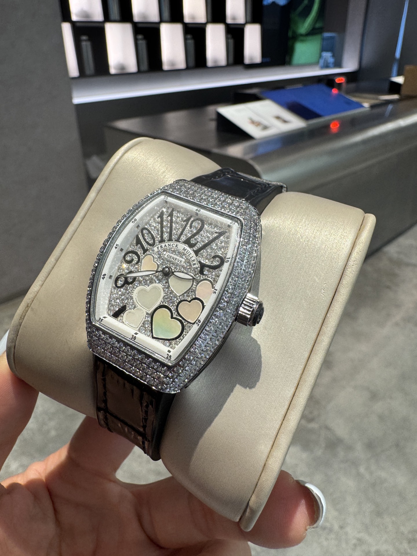 フランクミュラー上新品V32 バレルシリーズ 高級ダイヤモンドインレイ クラシックデジタルフェイス時計 119779[1]