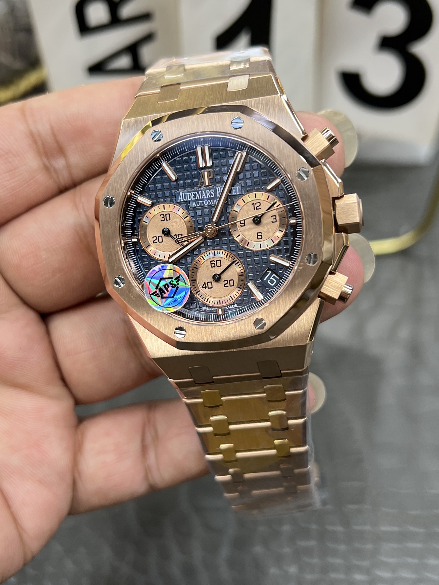 ブランドオーデマピゲロイヤルオーク 41mmローズゴールドブルースーパーコピー時計文字盤 1722304[3]