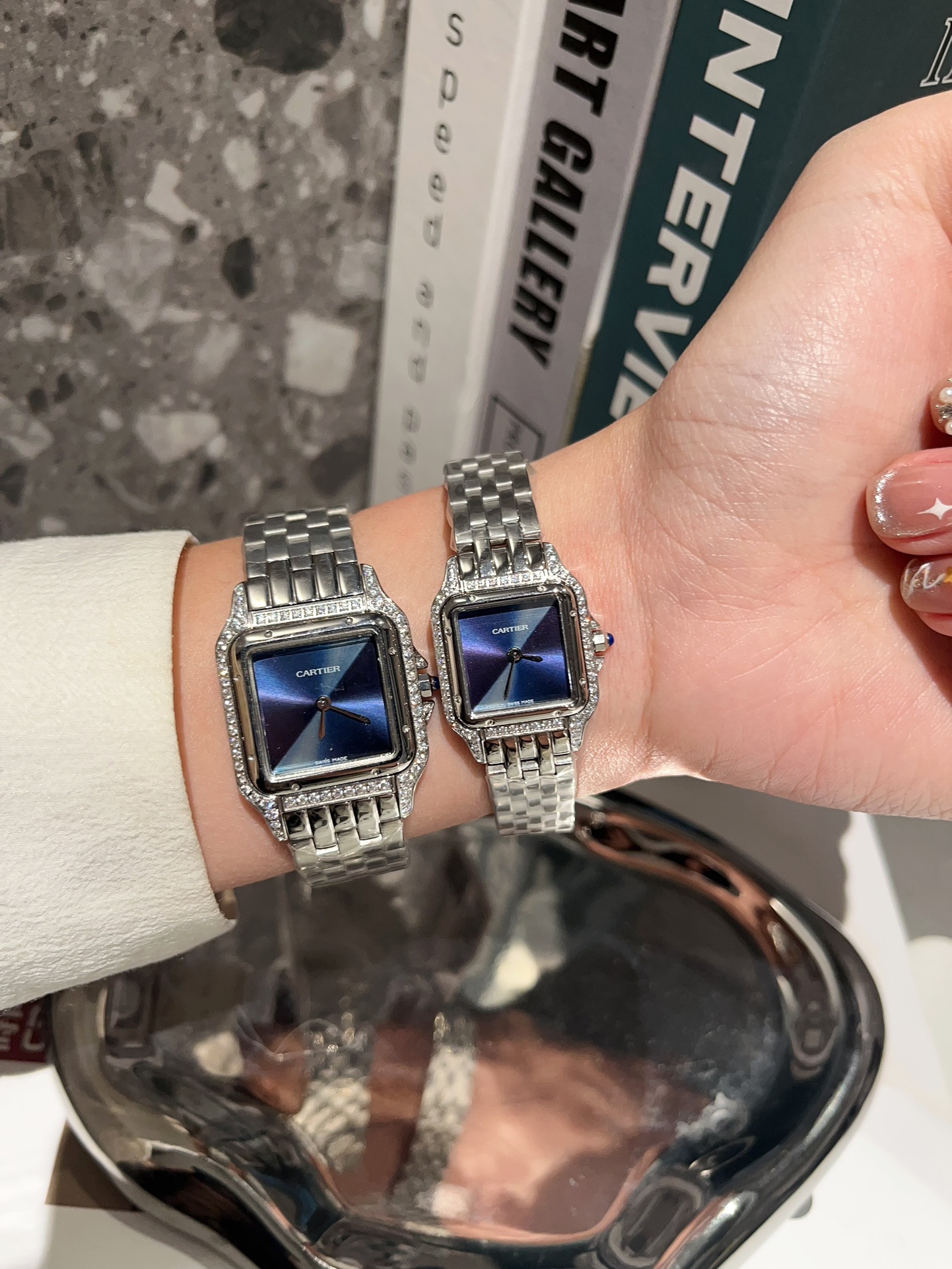 1996年に発表されたカルティエのタンクシリーズは精巧で小さい女性用腕時計 126034[1]