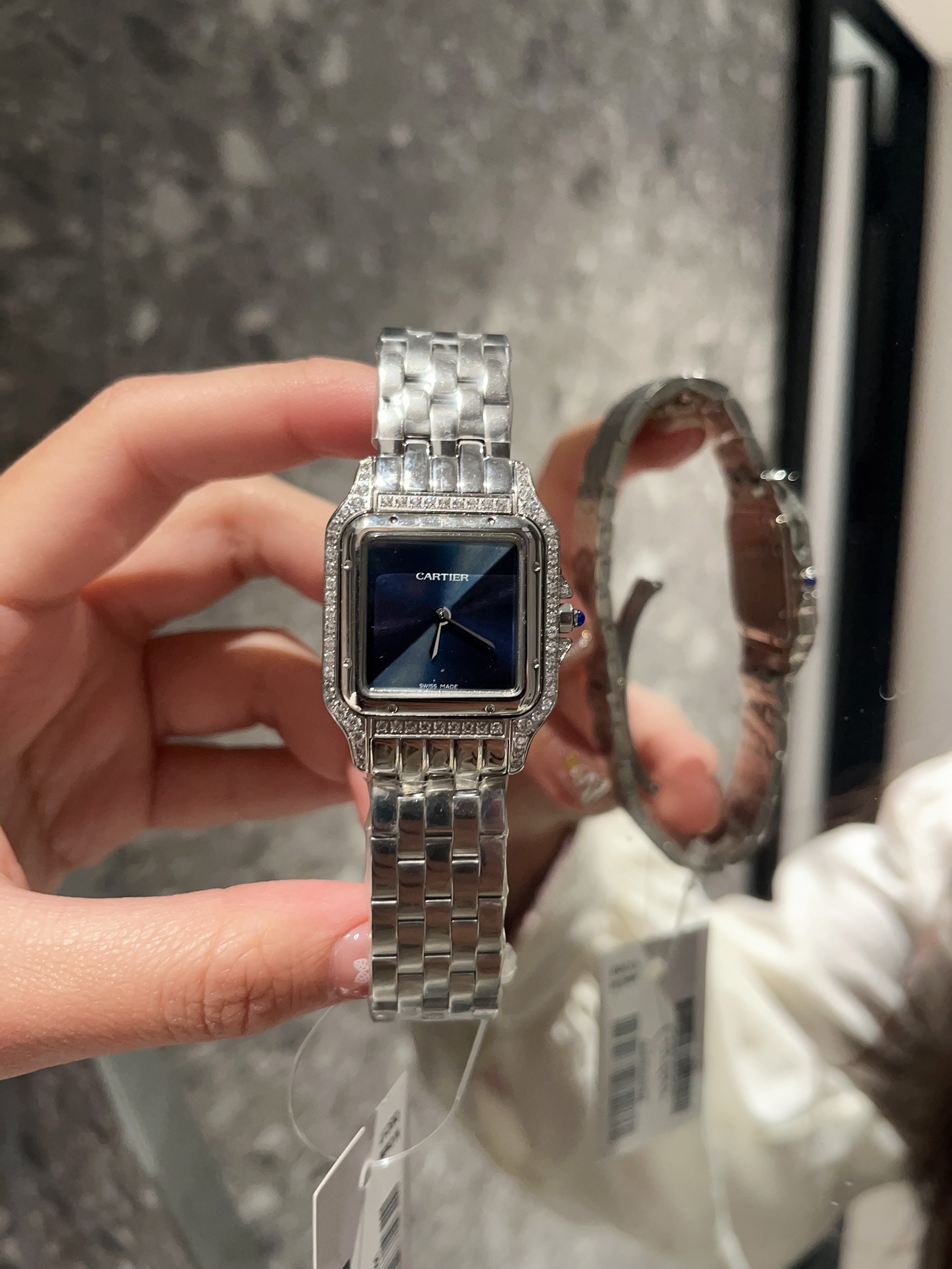 1996年に発表されたカルティエのタンクシリーズは精巧で小さい女性用腕時計 126034[4]