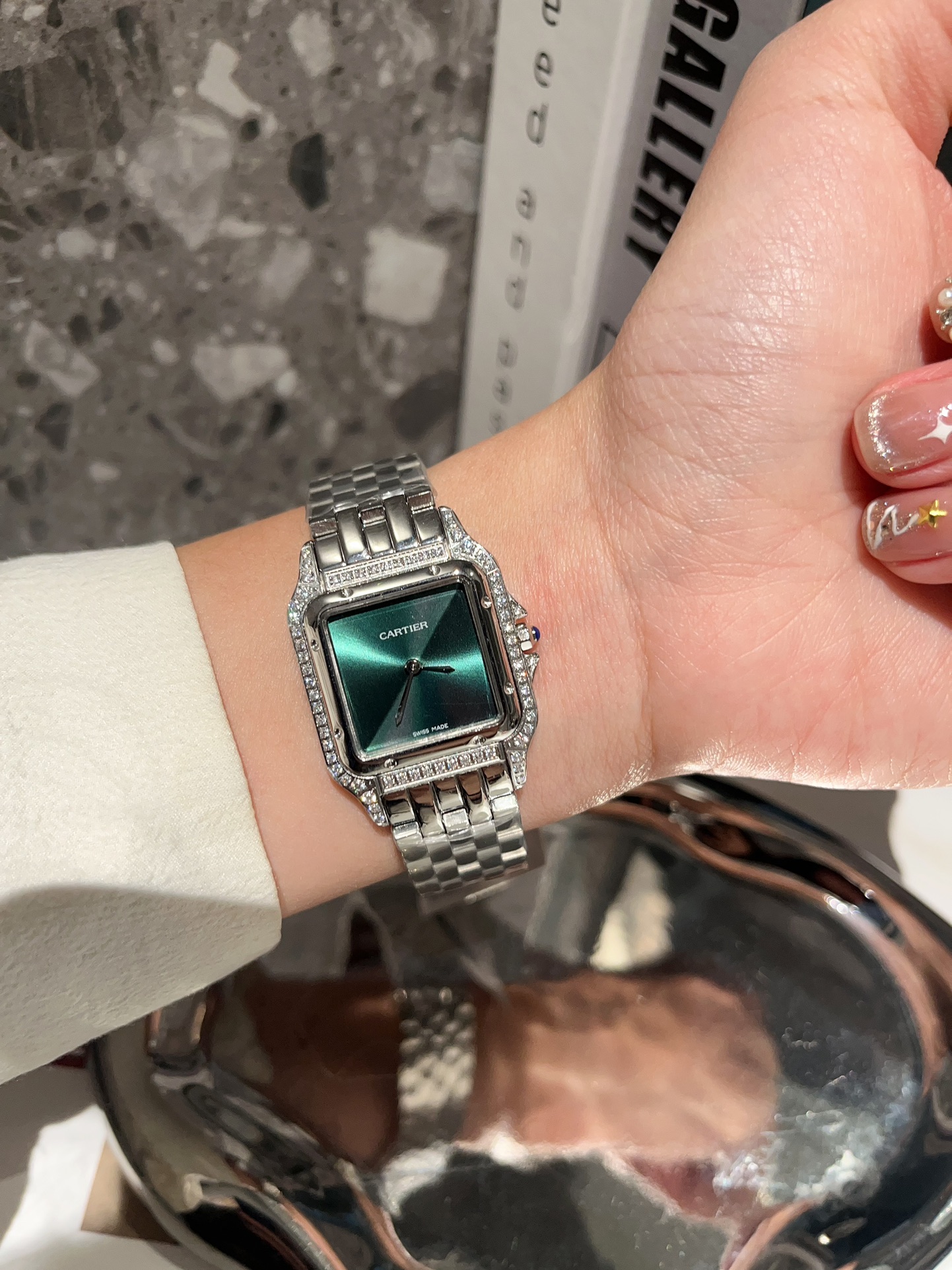 1996年に発表されたカルティエのタンクシリーズは精巧で小さい女性用腕時計 126034[5]