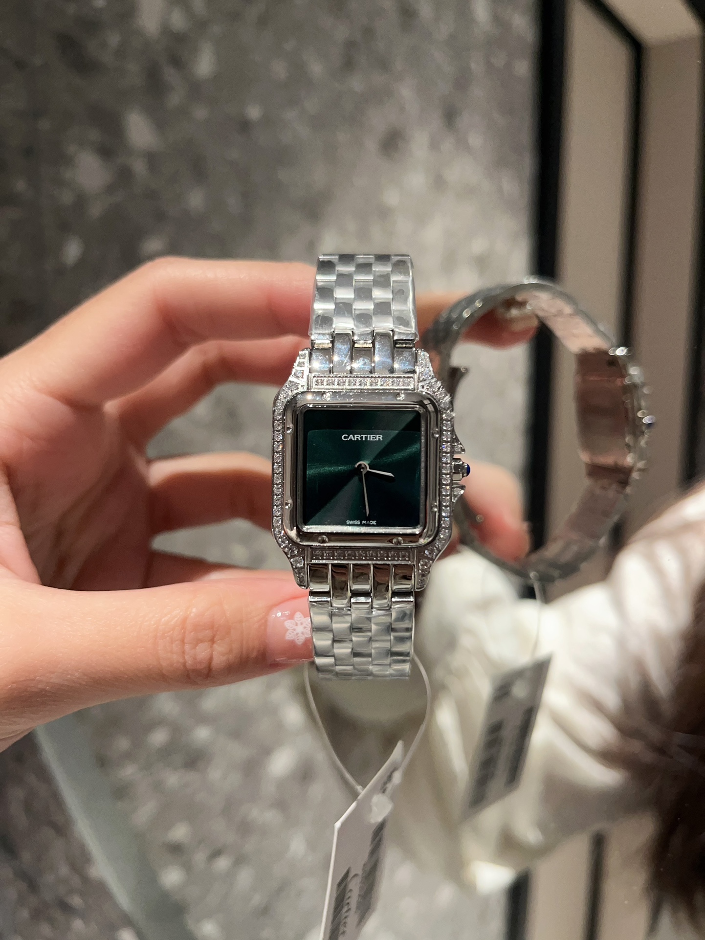 1996年に発表されたカルティエのタンクシリーズは精巧で小さい女性用腕時計 126034[6]