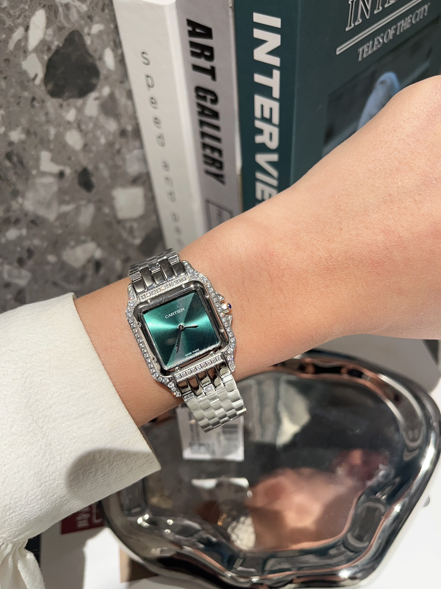 1996年に発表されたカルティエのタンクシリーズは精巧で小さい女性用腕時計 126034[7]