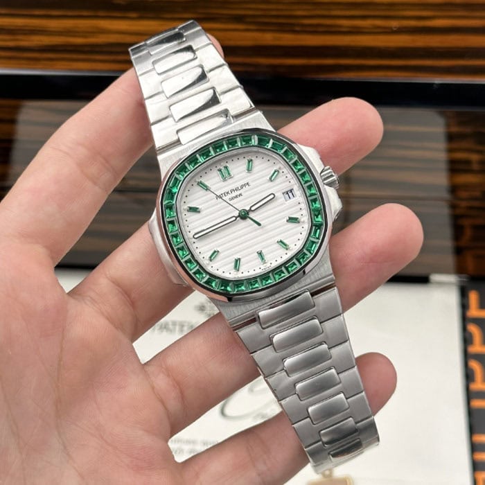 人気上昇パテックフィリップノーチラス精緻な時計コピーホワイト文字盤 5711008