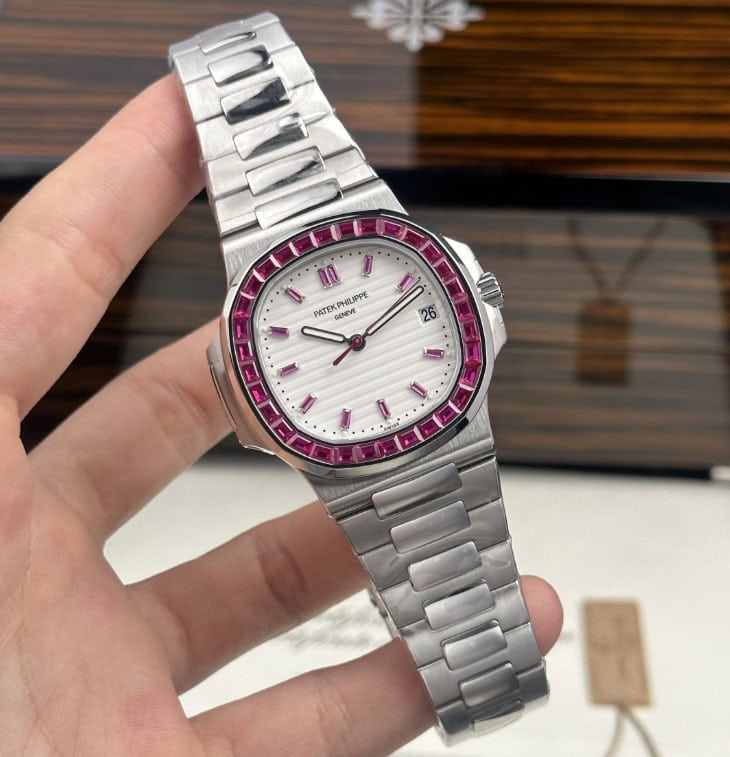人気上昇パテックフィリップノーチラス精緻な時計コピーホワイト文字盤 5711008[2]