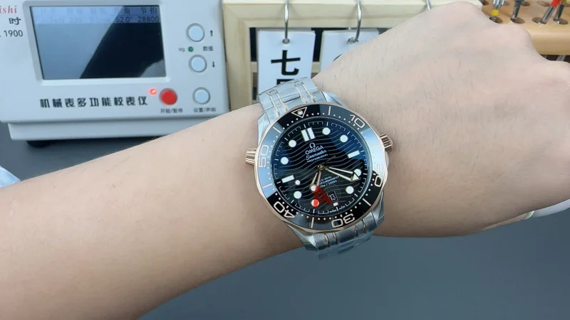 オメガコピーそ優れた品質8800一体型ムーブメントを搭載した新しいシーマスター300m 173290[8]