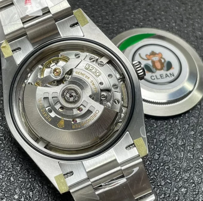ロレックス M124300 時計コピー(4/5)