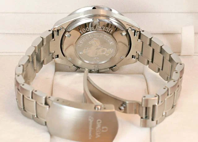 ケース: ステンレススティール(以下SS) 直径約40mm 厚み15.5mm鏡面/ヘアライン仕上げ